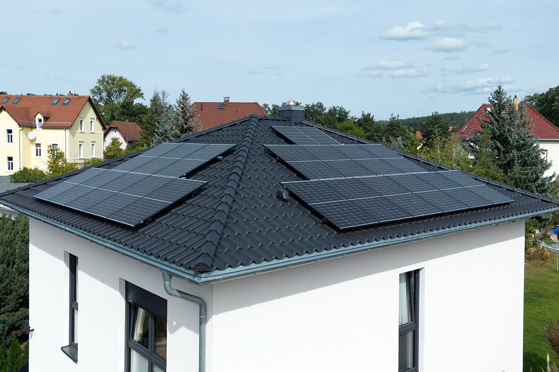 11 kWp PV-Anlage in Coswig - mit Speicher auf Zeltdach mit 3 Seiten-Ausrichtung